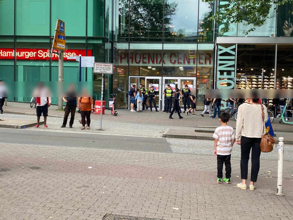 Messerattacke im Phoenix-Center – Opfer an schweren Verletzungen verstorben