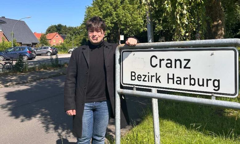 StadtRad fürs Alte Land: SPD fordert Stationen in Cranz und Francop 8 a man standing next to a sign