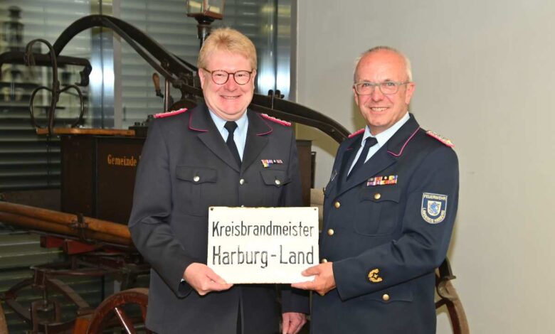 Führungswechsel bei der Feuerwehr: Jörn Petersen ist neuer Kreisbrandmeister 4 two men in military uniforms holding a sign