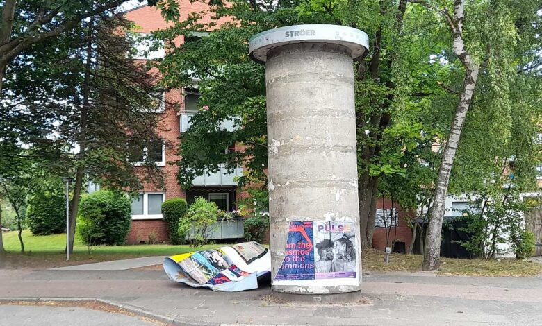 Lose Plakate von Litfaßsäule in Harburg – erneuter Vorfall am Ehestorfer Weg 8 a concrete pillar on the side of a road