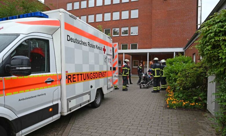 Verpuffung in Seniorenwohnanlage: Mann zündet Zigarette trotz Sauerstoffflasche an 7 a group of people in front of a building