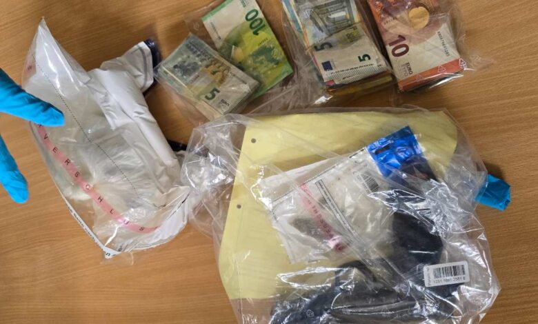 Mega-Razzia in Buxtehude: Polizei sprengt Drogenring – 3 Haupttäter hinter Gittern 3 a bag of money and a gun on a table