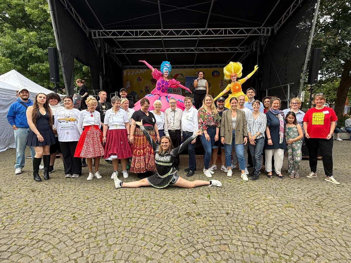 Harburg feiert ein kraftvolles Zeichen für Vielfalt und Zusammenhalt 1 a group of people posing for a photo