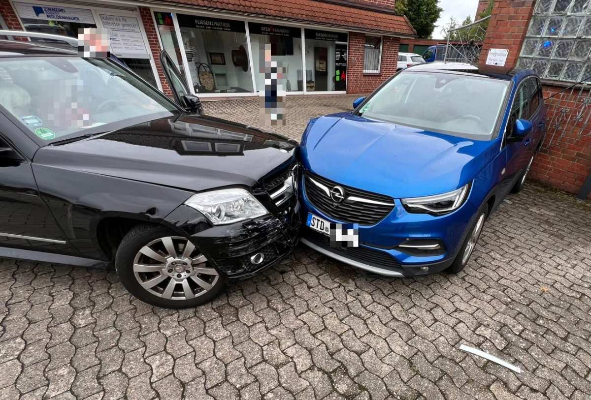 Schwerer Verkehrsunfall in Harsefeld – Fußgänger schwer verletzt, hoher Sachschaden 1 a black car with a black front end and a blue car with a black front end