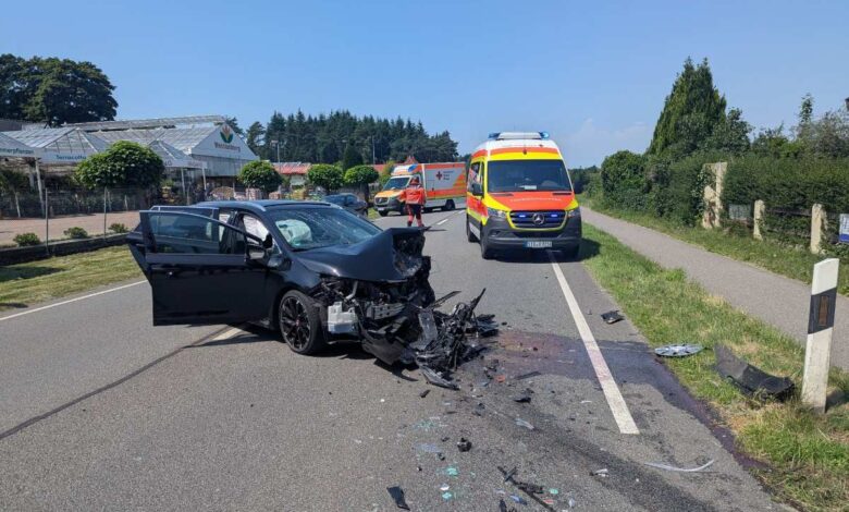 Tödlicher Frontalcrash auf der B73 bei Buxtehude – 40-Jähriger verstorben 7 a car crashed into a road with ambulances
