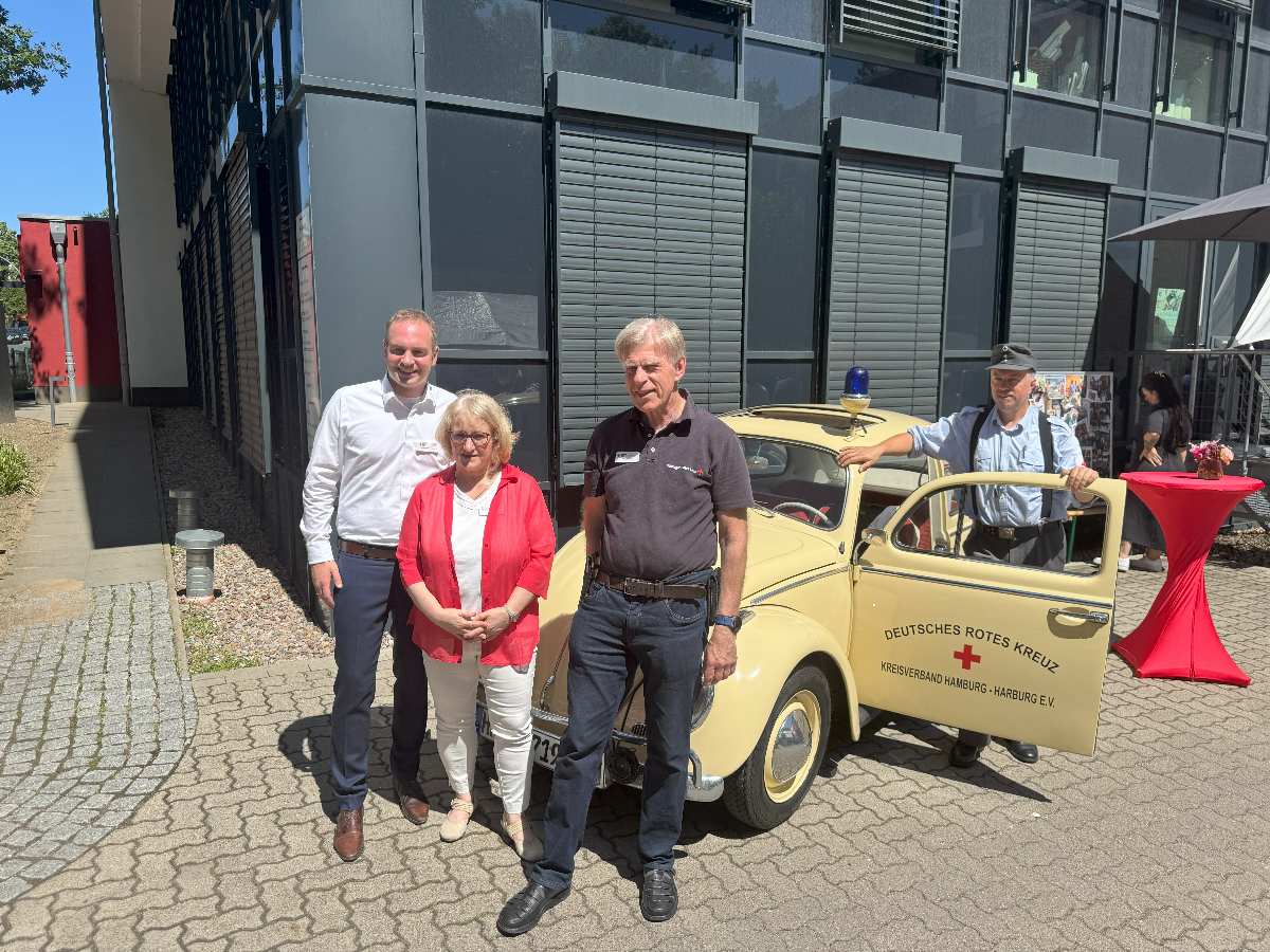 40 Jahre DRK-Pflege in Harburg – Haltung, Fürsorge und Zukunft im Fokus 1 a group of people standing in front of a yellow car