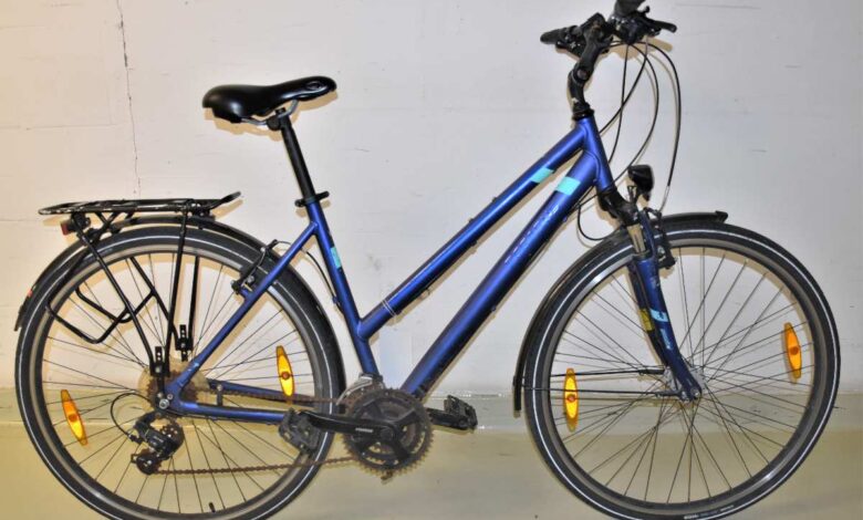 Polizei sucht Eigentümer von sichergestellten Fahrrädern 9 a blue bicycle against a white wall