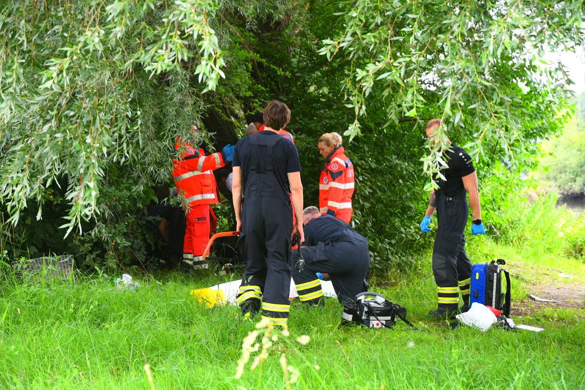18-Jähriger stürzt von Baum am Dradenauhafen – Feuerwehr rettet Schwerverletzten 1 a group of people in uniform