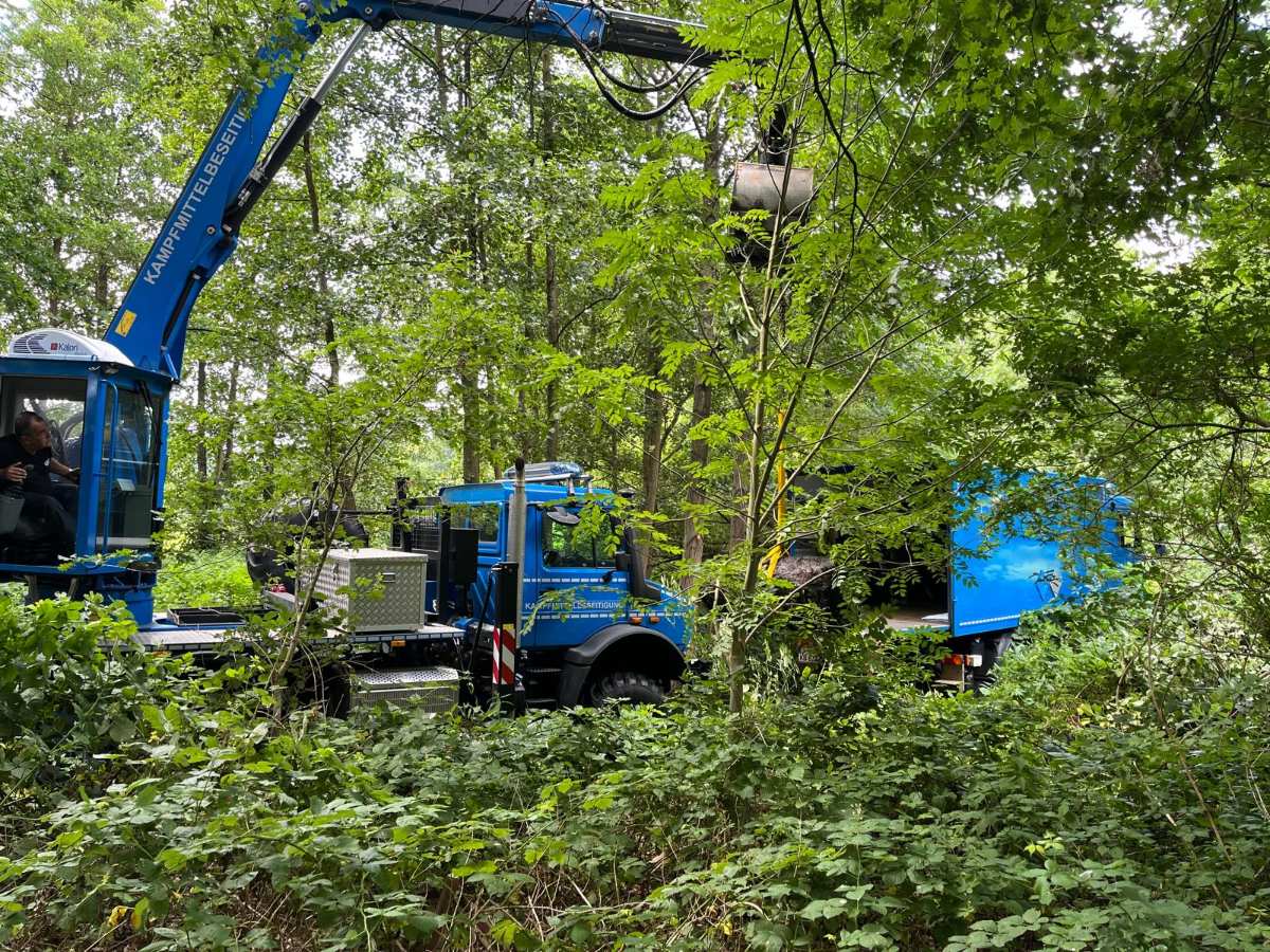 Torpedosprengkopf in Stade gefunden: Schwinge-Einsatz glimpflich verlaufen 1 a blue truck in the woods
