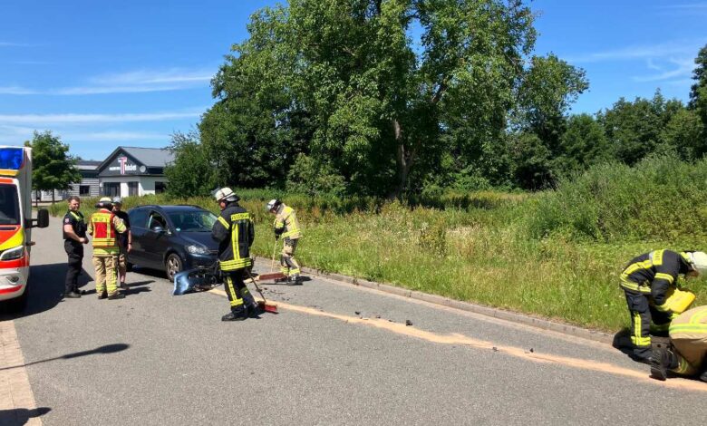 Fahrschülerin übersieht Vorfahrt – Unfall in Buxtehude endet glimpflich 8 a group of firefighters standing on the side of a road
