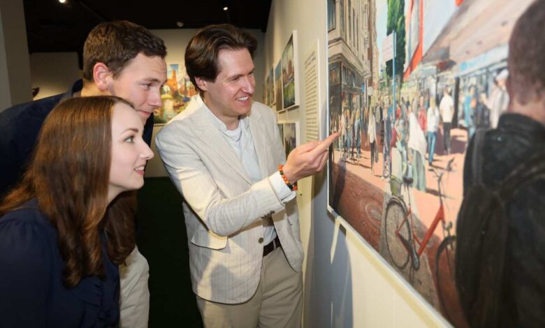Harburg neu entdecken: Stadtmaler Ralf Schwinge zeigt 150 Werke im Stadtmuseum 10 a group of people looking at a painting