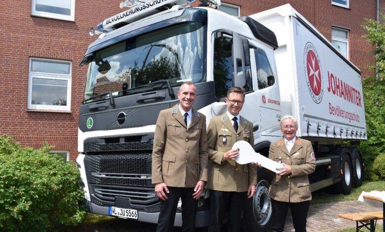 Neuer Vorstand, neue Fahrzeuge: Johanniter stärken Katastrophenschutz selbst 5 a group of people standing in front of a truck