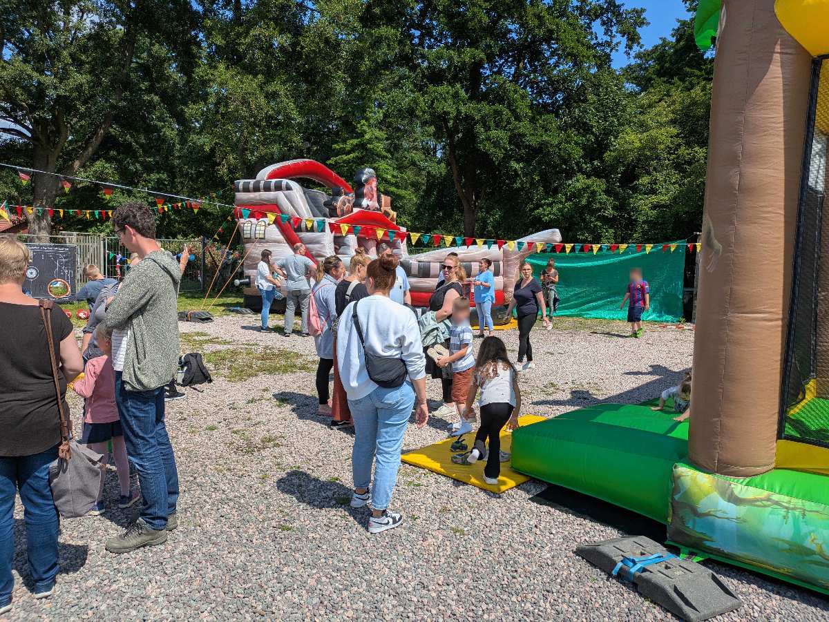 Fröhliches Kinderfest im Kleingartenverein Neugrabener Moor begeistert Groß und Klein 1 a group of people standing in a yard