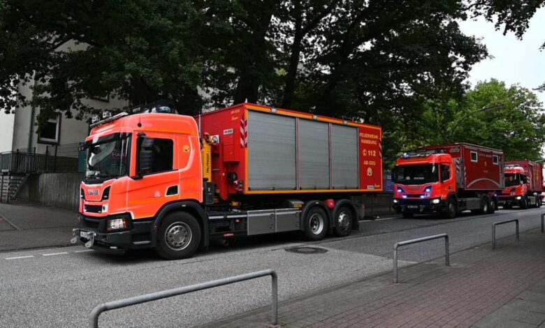 Drei Verletzte nach Chemikalien-Austritt im Asklepios Klinikum Harburg 6 a red truck on the road