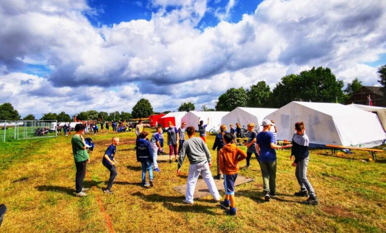 Großer Andrang beim Besuchertag im Zeltlager der Seevetaler Jugendfeuerwehren 9 a group of people standing in a field with tents