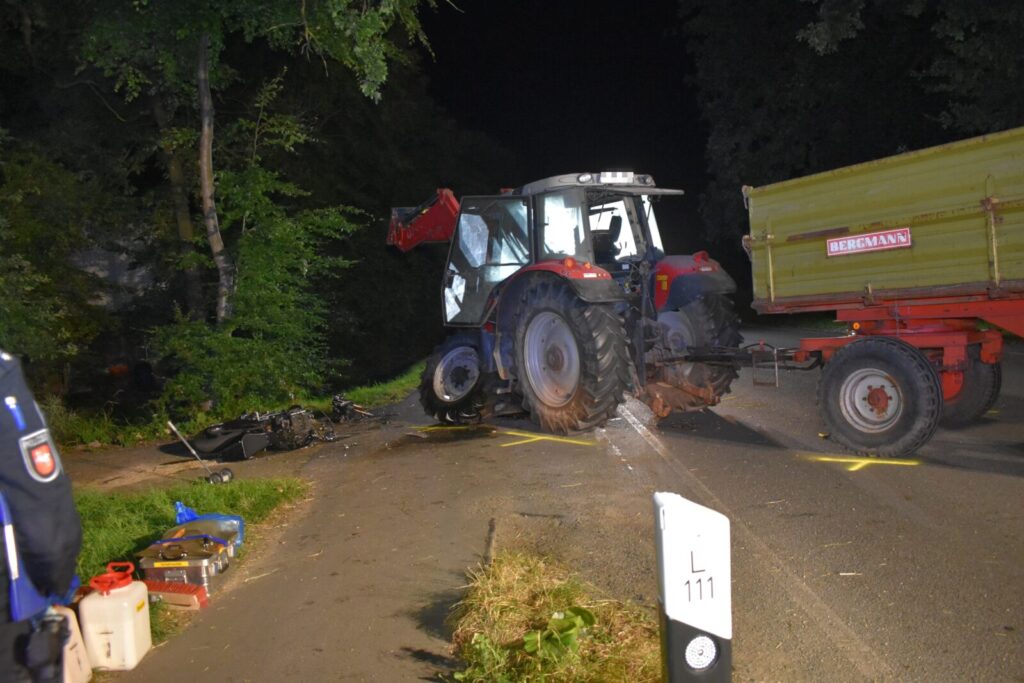 Motorrad kracht in abbiegenden Traktor – 26-Jähriger bei schwerem Unfall in Drochtersen verletzt