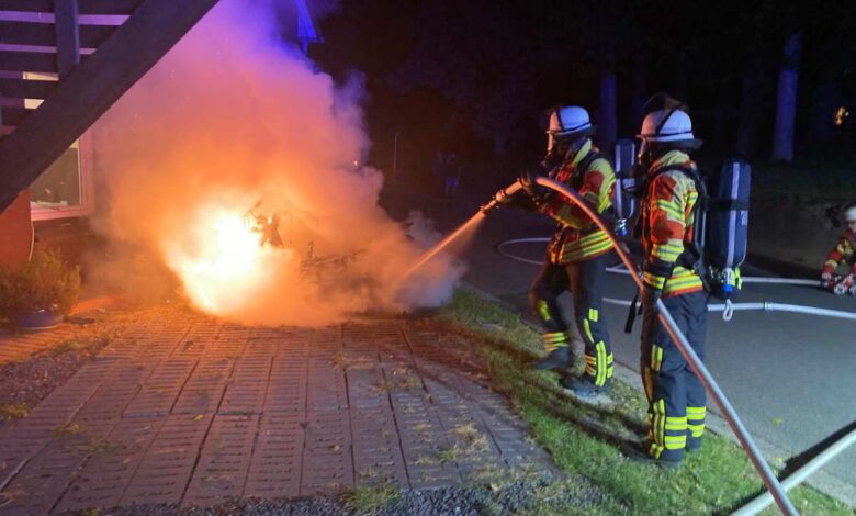 Motorroller-Brand in Fleestedt: Feuerwehr verhindert in letzter Minute Gebäudebrand 3 firefighters putting out a fire