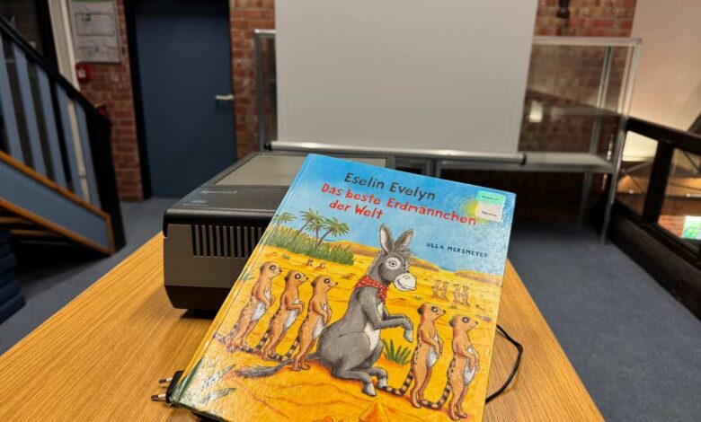 Retro-Bilderbuchkino: Eselin Evelyn erobert die Leinwand in Meckelfeld 8 a book on a table
