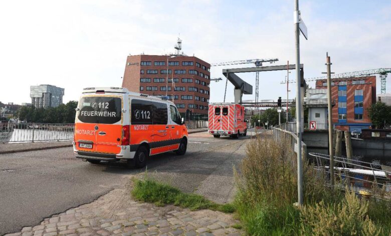Geburt im Rettungswagen auf Klappbrücke – Mutter und Kind wohlauf 10 a two orange and white vans on a road