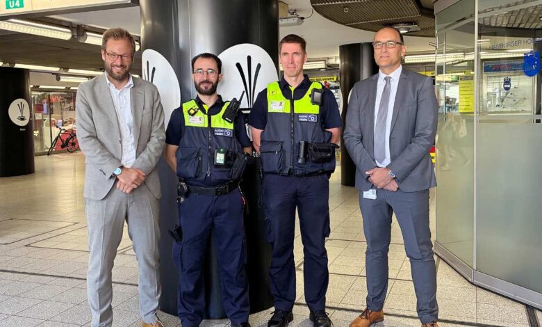 Hochbahn-Wache setzt auf Bodycams: Neuer Schritt für mehr Sicherheit im Nahverkehr 4 a group of men standing in front of a pillar