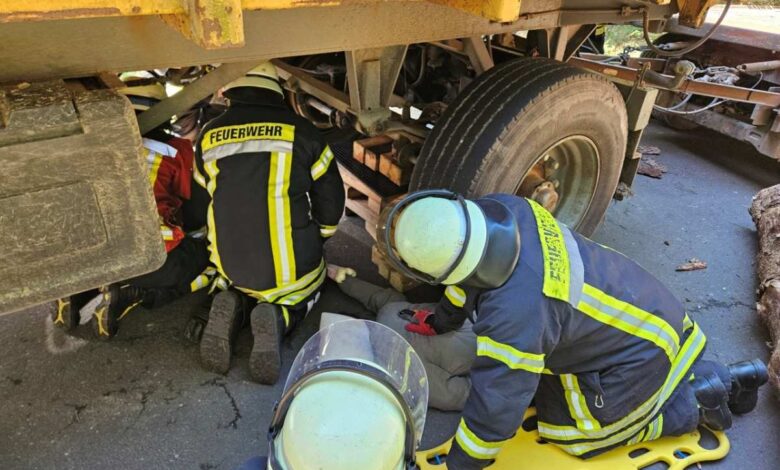Großübung der Kreisfeuerwehrbereitschaft Harburg: 200 Einsatzkräfte trainieren den Ernstfall 1 a group of firefighters working on a person under a truck