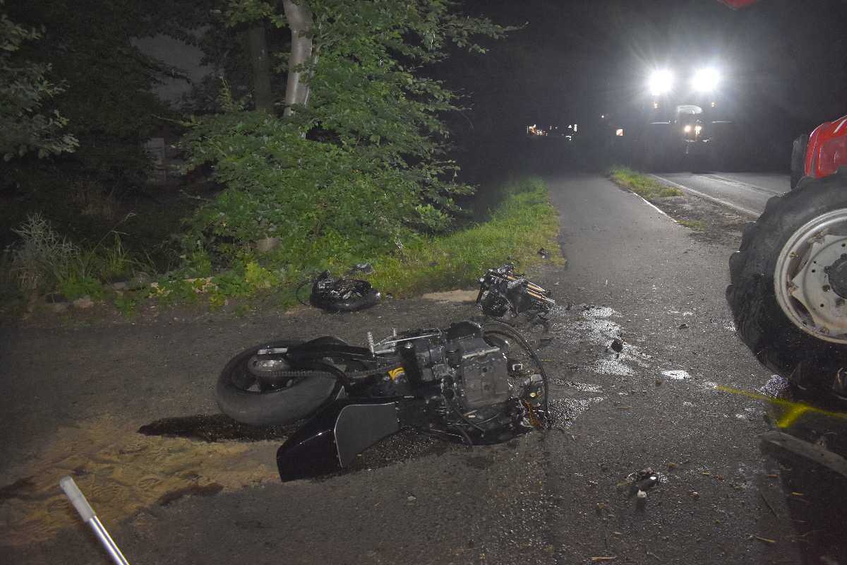 Motorrad kracht in abbiegenden Traktor – 26-Jähriger bei schwerem Unfall in Drochtersen verletzt 1 a motorcycle on the road at night
