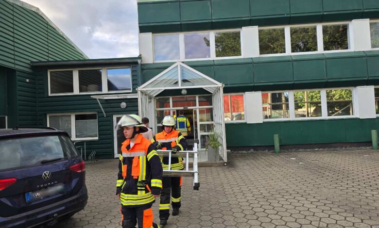 Brandalarm ohne Flammen: Verdächtiger Geruch löst Feuerwehreinsatz in Hittfeld aus 2 a group of firefighters walking outside a building