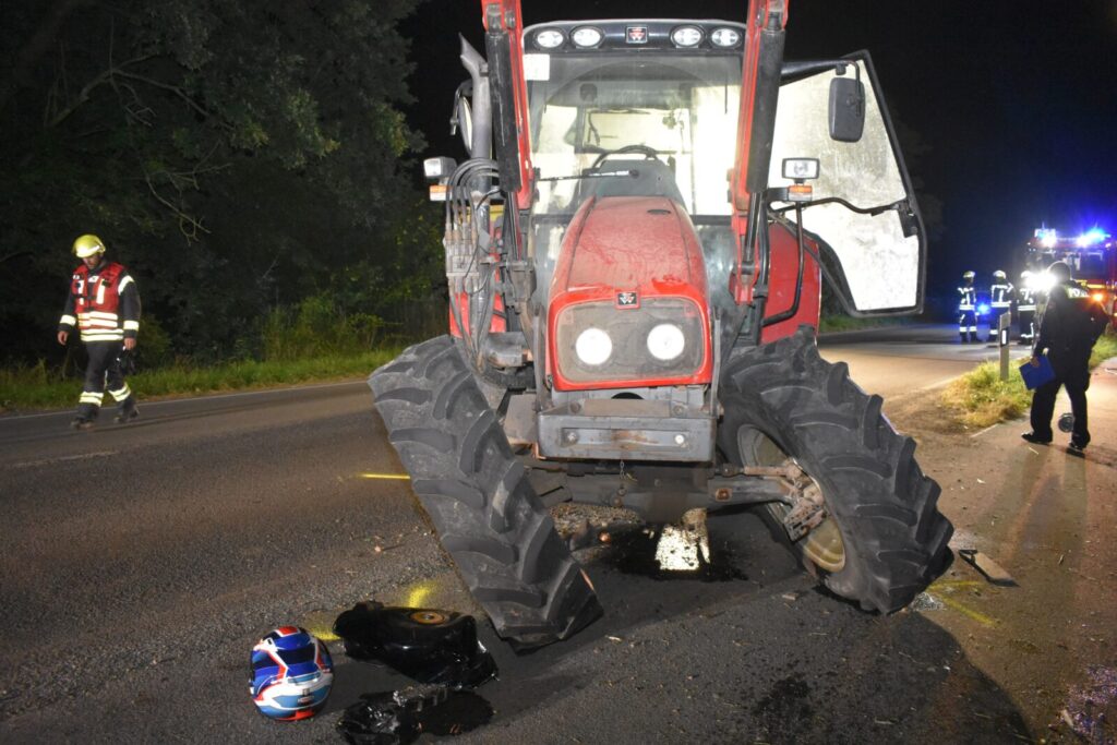 Motorrad kracht in abbiegenden Traktor – 26-Jähriger bei schwerem Unfall in Drochtersen verletzt