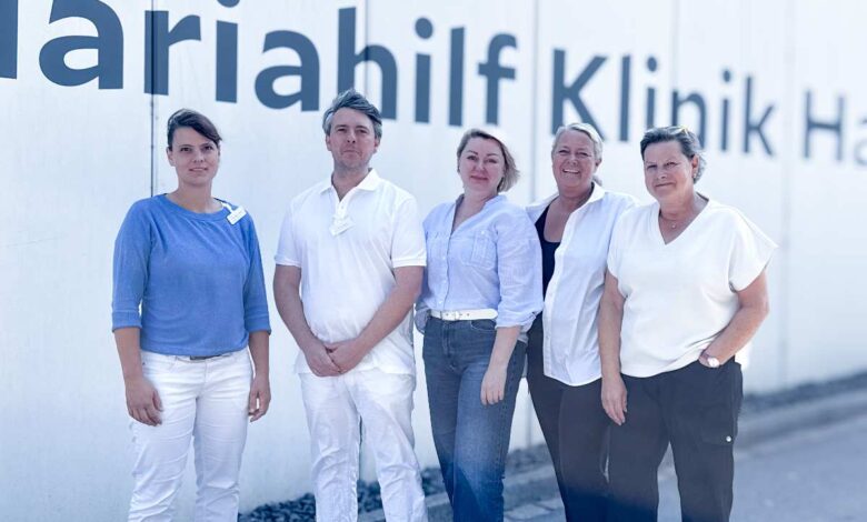 MVZ Süderelbe Mariahilf eröffnet neue Räume: Orthopädie jetzt mit Spezial-Expertise in Harburg 9 a group of people standing in front of a white wall