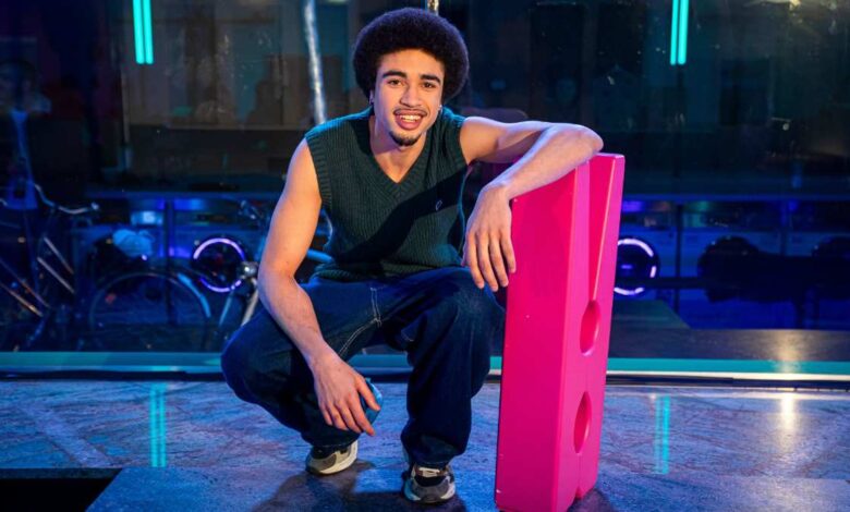 Junger Mann mit pinkem Block.