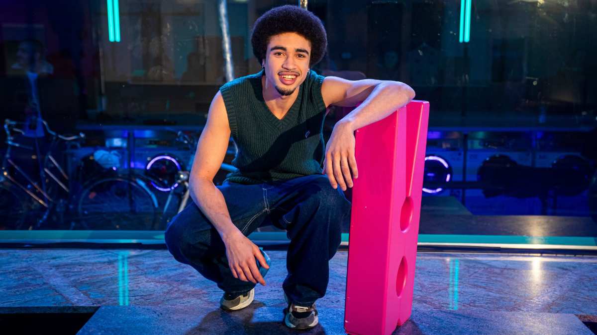 Junger Mann mit pinkem Block.