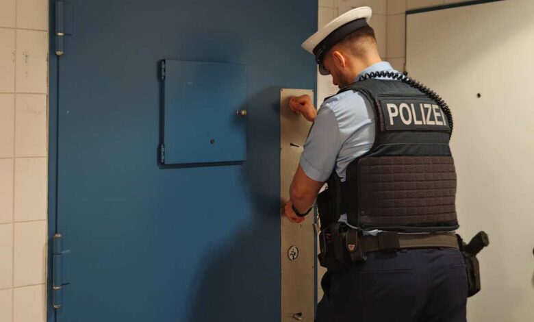 Gesuchter Straftäter am Bahnhof Harburg festgenommen – 28-Jähriger versuchte mit Draht Münzgeld zu stehlen 19 a police officer opening a door