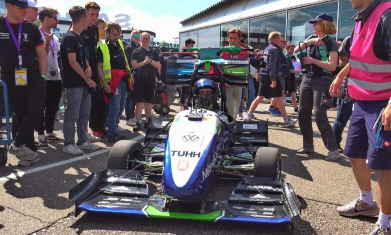 TU Hamburg auf dem Podium: Zweiter Platz für autonomes Rennauto beim Hockenheim-Wettbewerb 9 Rennwagen in der Boxengasse.