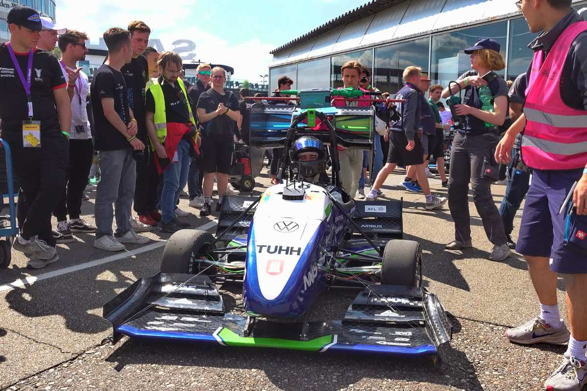 Rennwagen in der Boxengasse.