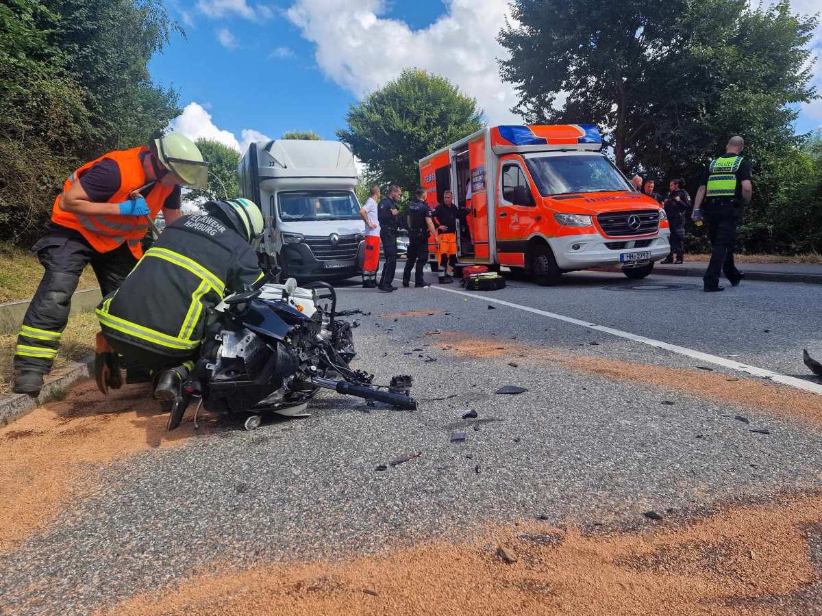 Tödlicher Motorradunfall auf Finkenwerder Umgehung: Polizei bittet um Hinweise zum Unfallhergang 1 a group of people around a motorcycle on the road