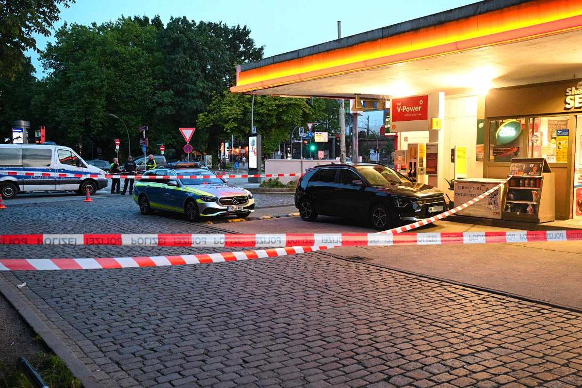 Dreister Waffendiebstahl aus Polizeifahrzeug an Tankstelle gegenüber Bahnhof Dammtor 1 a police car parked at a gas station