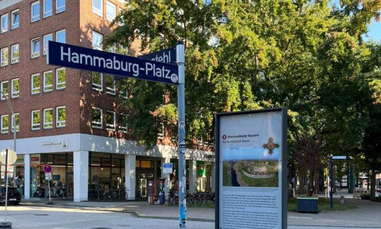 Infotafeln am Hammaburg-Platz erzählen Hamburgs Ursprung – Geschichte für alle sichtbar gemacht 9 a sign and a sign on a sidewalk
