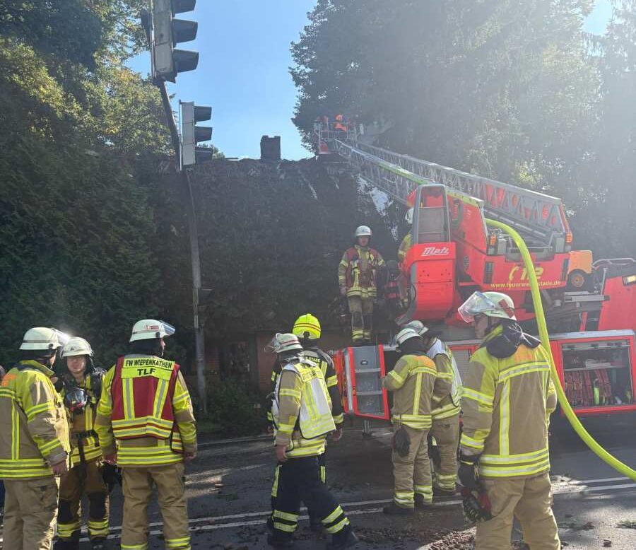 Feuerwehr im Einsatz bei Brandbekämpfung.