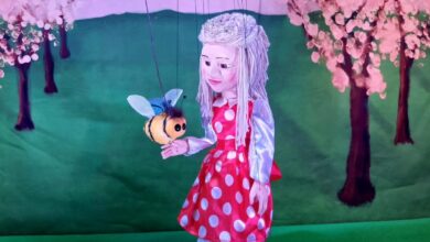 Puppenspielerin mit Biene im Wald