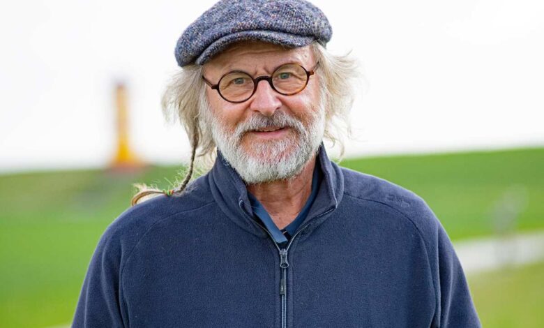 Spannung zur Weihnachtszeit: Bestseller-Autor Klaus-Peter Wolf liest in Seevetal 5 Mann mit Hut und grauem Pullover.