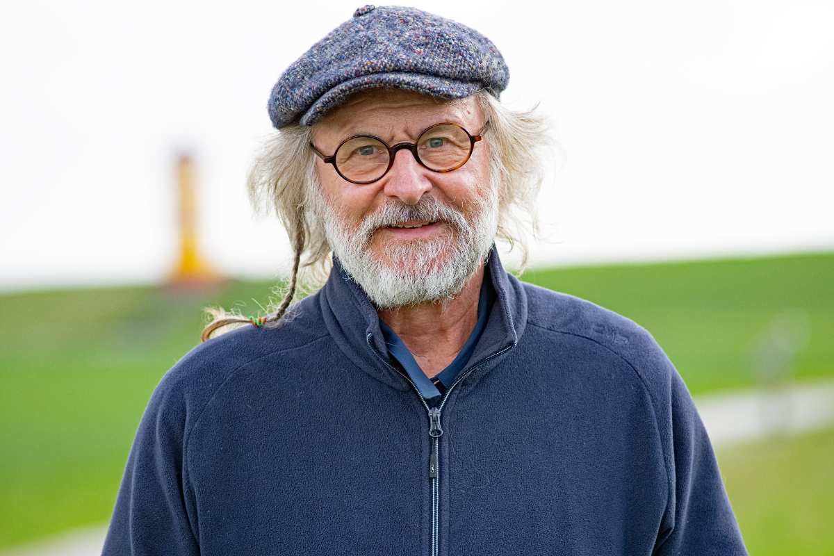 Spannung zur Weihnachtszeit: Bestseller-Autor Klaus-Peter Wolf liest in Seevetal 1 Mann mit Hut und grauem Pullover.