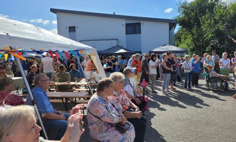 a group of people sitting on benches outside