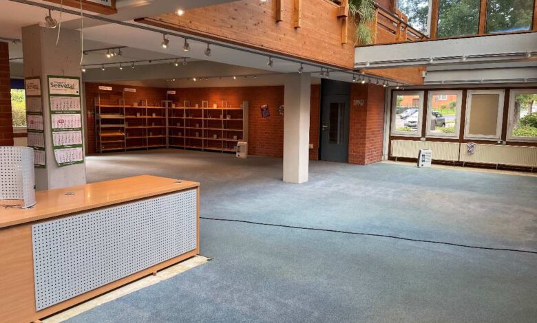 Nach Wasserschaden: Bücherei Seevetal öffnet ab 18. August wieder 11 a room with a large window and shelves
