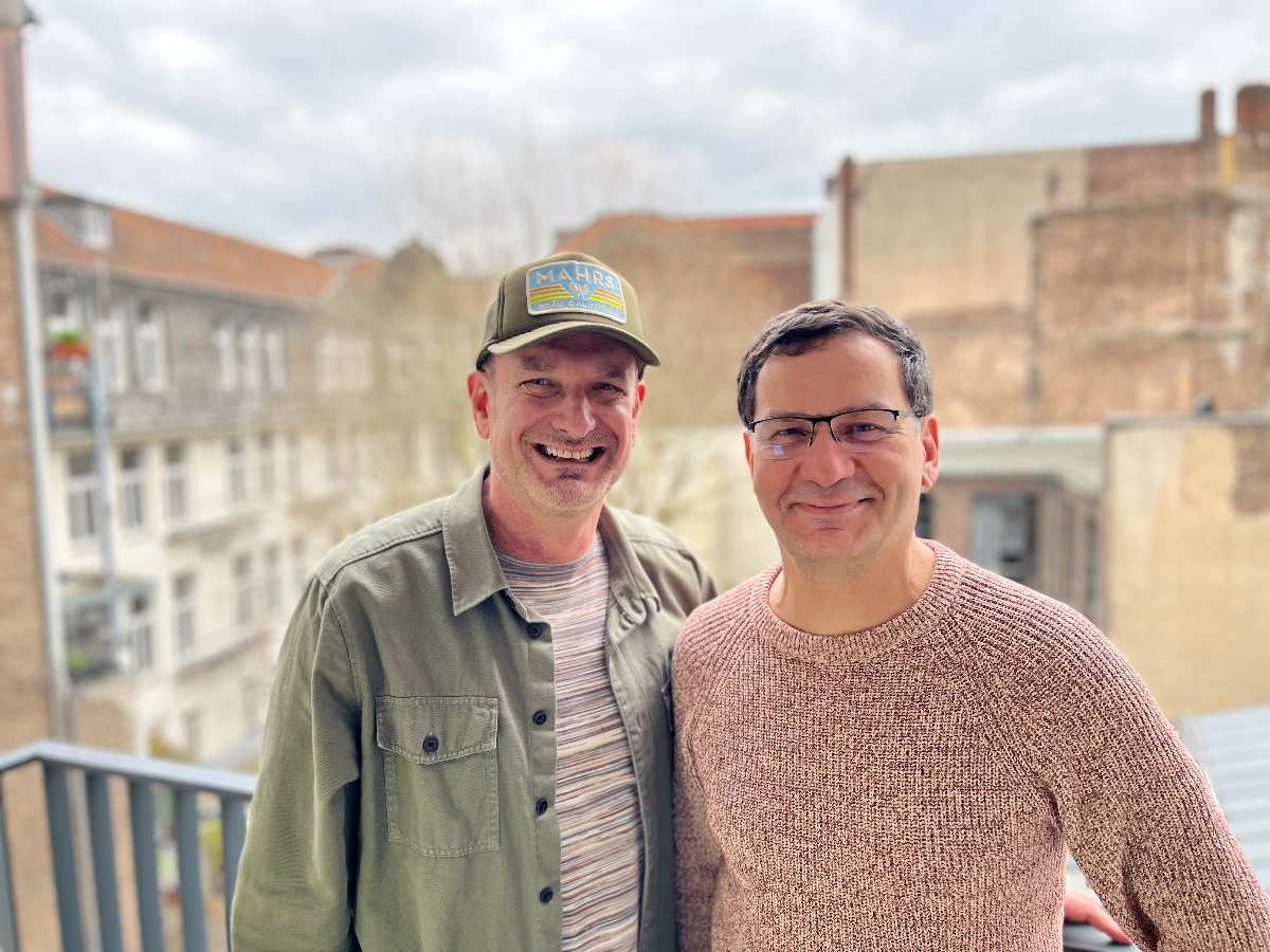 Der 50-Dollar-Diktator mischt St. Pauli auf: Groteske Komödie trifft Kiezkultur 1 two men standing on a balcony