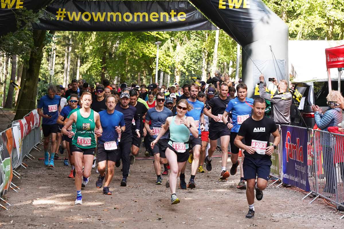 Verkehrseinschränkungen zum Rosengartenlauf: Sperrungen am 31. August in Rosengarten und Neu Wulmstorf 1 a group of people running