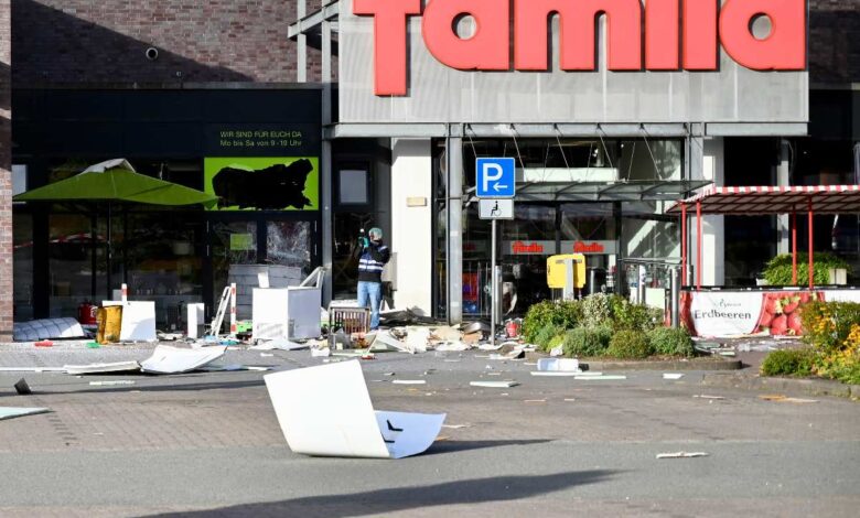 Explosion erschüttert Buchholz: Imbisswagen vor Famila-Markt in Trümmern – Polizei jagt Sprengstoff-Täter 5 a store front with a broken white box