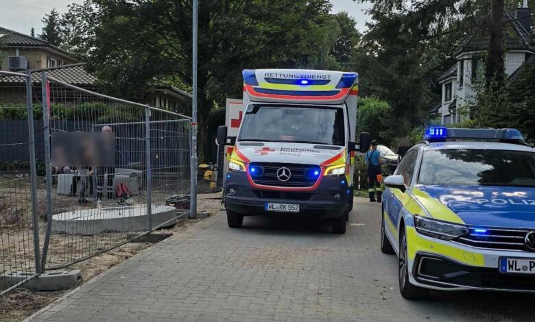 Arbeiter verstorben: Tragisches Unglück bei Bauarbeiten in Seevetal-Horst 6 a ambulance and police cars on a street