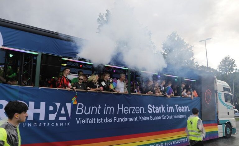 Haltung zeigen beim CSD: Die Freiheit, zu sein wie und wer oder was man will 10 a group of people on a bus