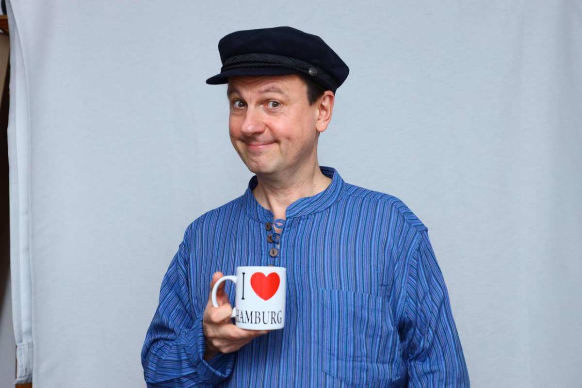 Mann mit Kaffeetasse in Hamburg