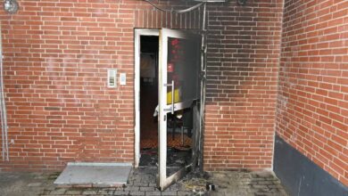 Brandstelle an Eingangstür sichtbar